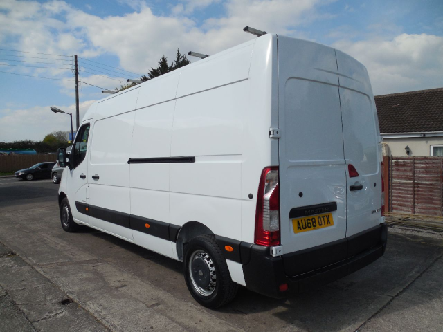 2018 Renault Master 2.3 LM35dCi 130 Business Medium Roof Van